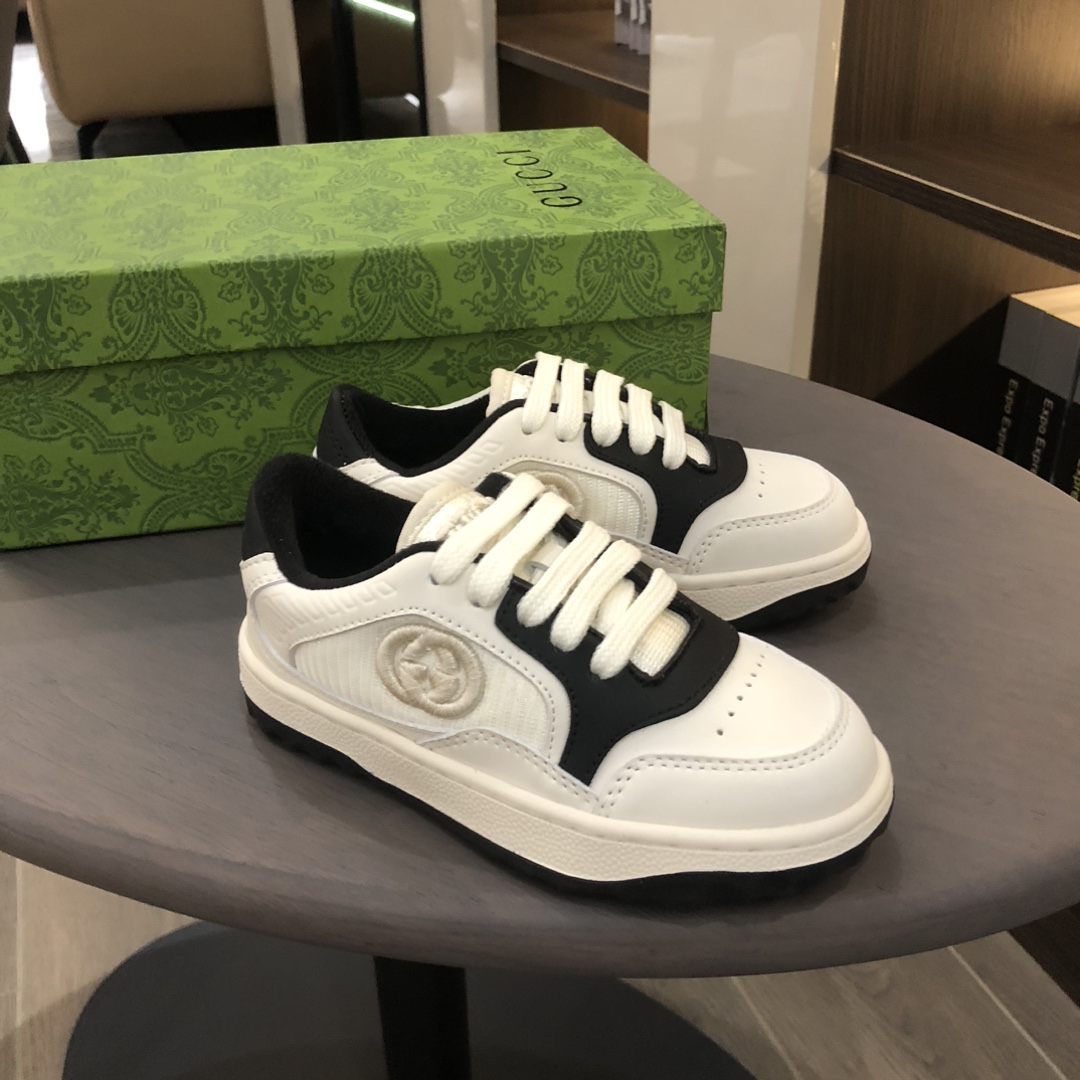 Children's shoes child